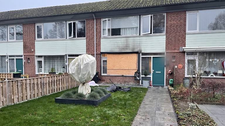 De schade aan het huis aan de straat Vaartbroek in Eindhoven is bij daglicht goed te zien. 