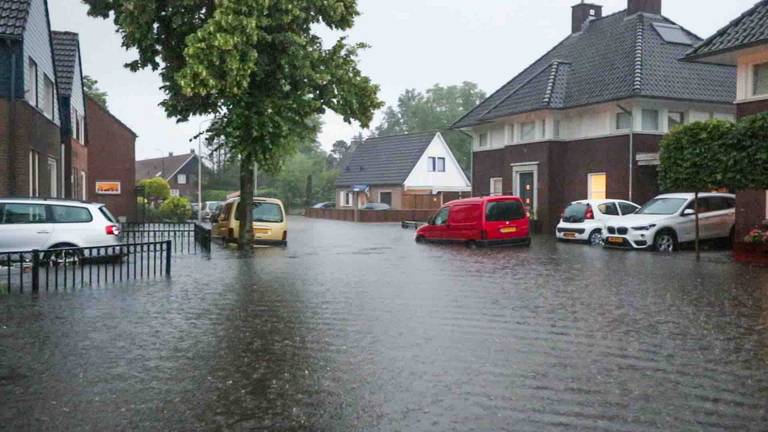 Extreem veel wateroverlast in Mierlo (foto: Dave Hendriks/SQ Vision).