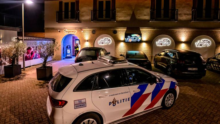 De politie doet onderzoek naar de overval in Made (foto: Marcel van Dorst/SQ Vision).