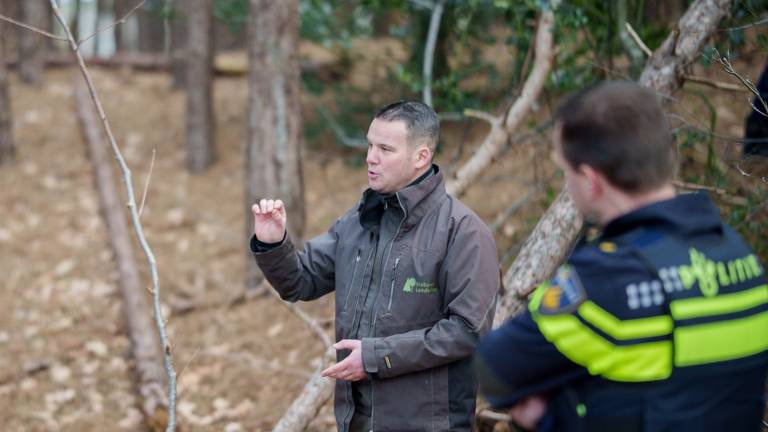 Boswachter Erik de Jonge vertelt over een drugsput bij Halsteren (foto: Interprovinciaal Overleg Provincies).