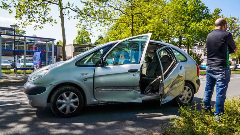 Bij de botsing in Geldrop raakte een auto zwaar beschadigd (foto: Dave Hendriks/SQ Vision).