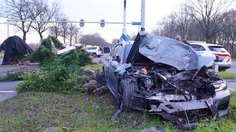 Crash op N65: automobilist valt in slaap en botst op bestelbus vol planten
