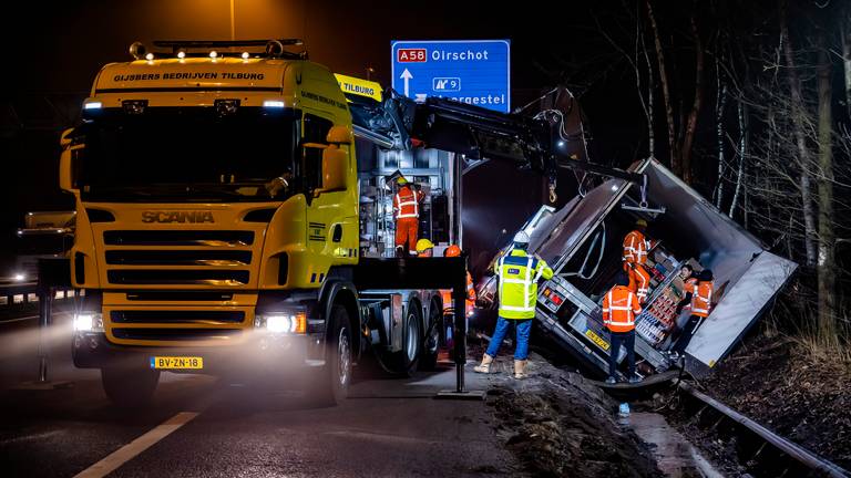 Bergingsoperatie vrachtwagen in volle gang.