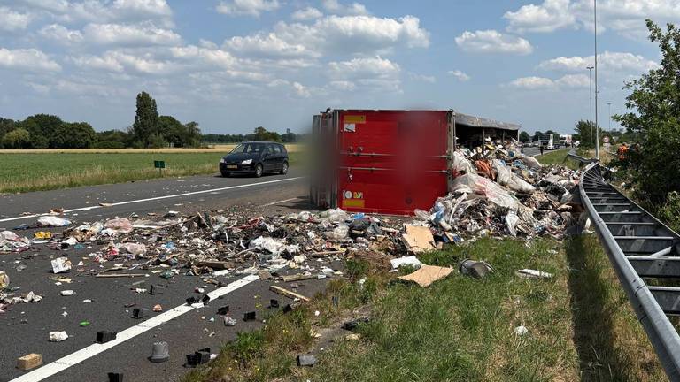 Vrachtwagen vol afval gekanteld op de A58