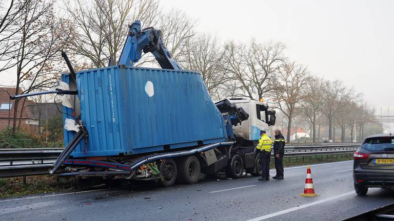 Vrachtwagen met kraan ramt viaduct A27