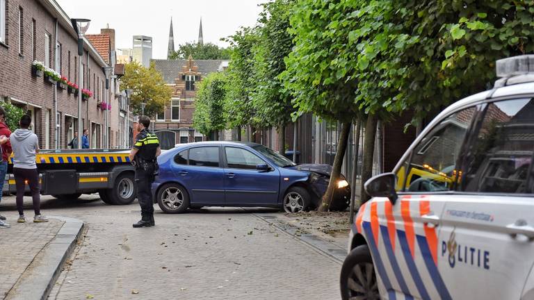 De dief crashte met de gestolen auto in de Korte Tuinstraat (foto: Toby de Kort / SQ Vision).