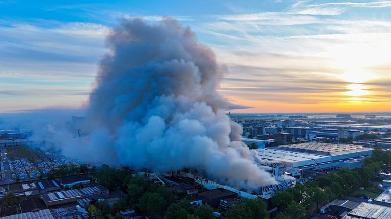 Bij de brand in Oss komt veel rook vrij (foto: Gabor Heeres/SQ Vision).