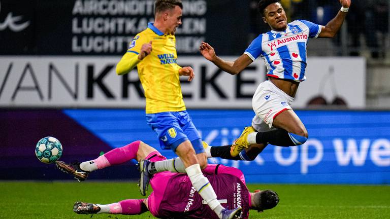 Keeper Etienne Vaessen voorkomt dat Sarr gevaarlijk kan worden (Foto: Orange Pictures)