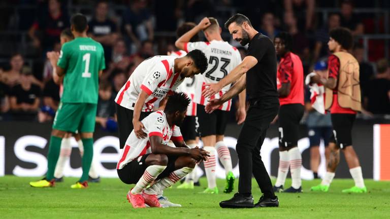 Ruud van Nistelrooij troost zijn spelers (Foto: ANP)