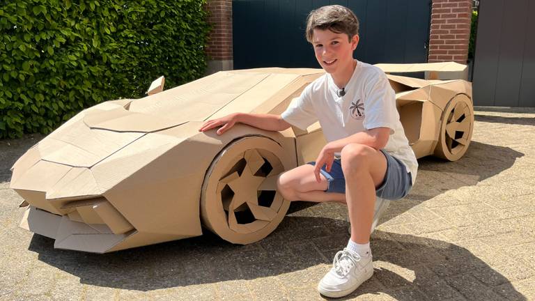 Olivier bouwde in 200 uur zijn eigen Lamborghini van karton