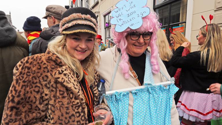 "Na de carnaval maak ik een babydoll van het gordijnstof." (Foto: Karin Kamp)