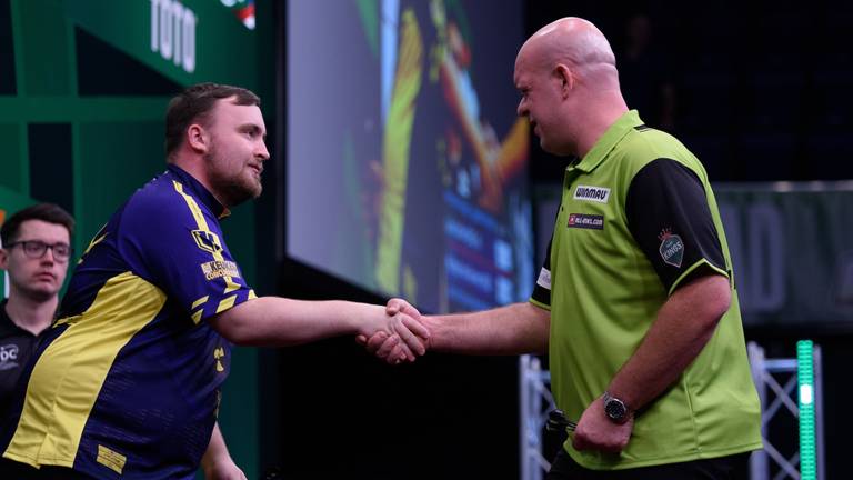 Wereldkampioen Luke Littler verslaat Michael van Gerwen in Den Bosch (foto: Kelly Deckers/PDC).