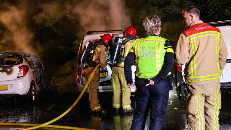 Politie en brandweer sluiten brandstichting niet uit in Helmond (foto: Harrie Grijseels/SQ Vision).