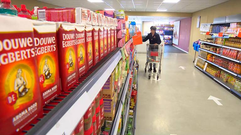 De Voedselbank in Sleeuwijk is ingericht als een supermarkt, waardoor mensen in armoede zelf kunnen kiezen wat ze willen eten.