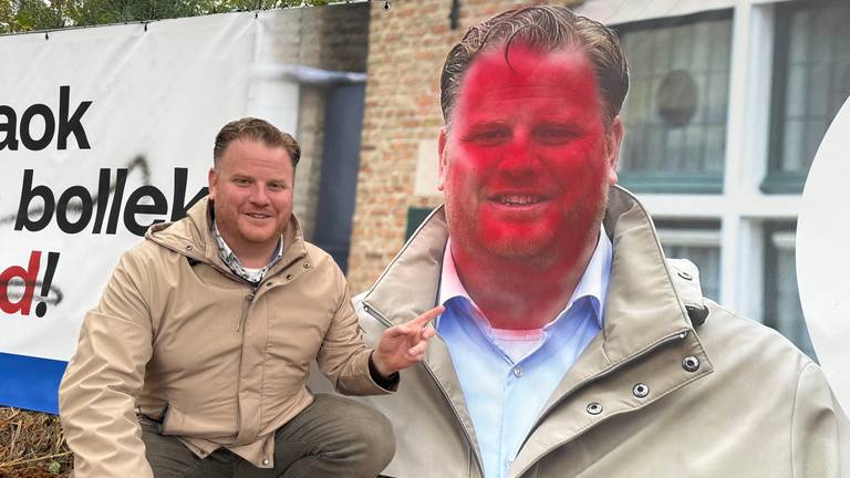 Thomas Melisse bij zijn rood geverfde 'bolleke' (foto: Erik Peeters).