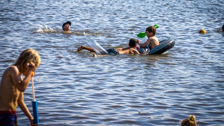 Waar kun je veilig zwemmen in een recreatieplas? Deze kaart biedt uitkomst