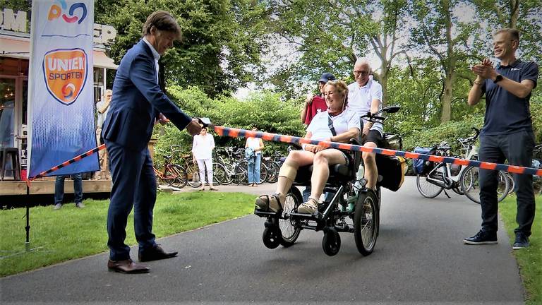 Wim en Marga van den Berge beginnen aan hun fietstocht naar Spanje. (foto: Raoul Cartens)