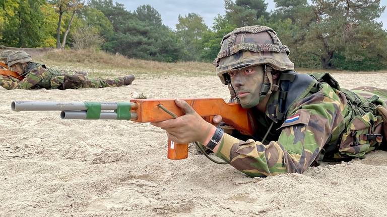 Een VEVA-student oefent met een houten geweer (foto: Erik Peeters).