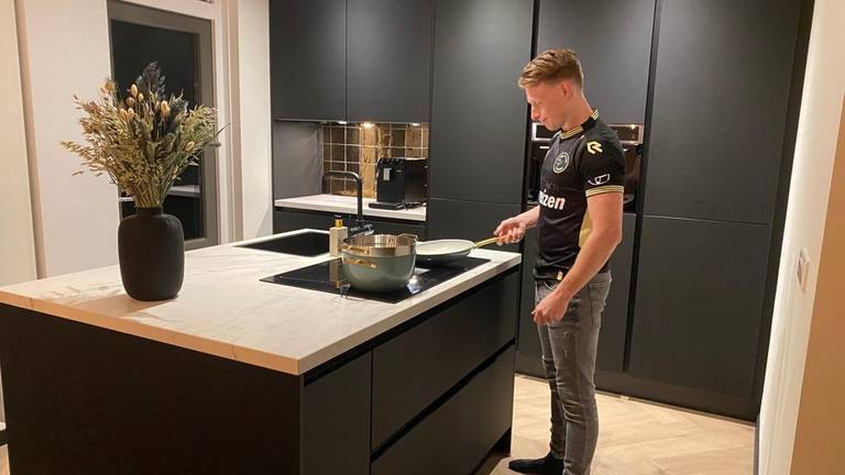 Nick van Bakel bezig met koken voor 'Bakken met Bakel' (Foto: Omroep Brabant)