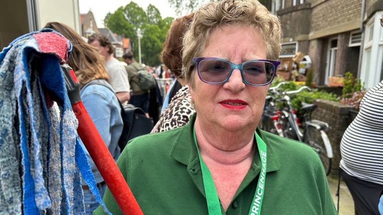 Ingrid Schellekens aan het werk op de vrijmarkt in Breda.