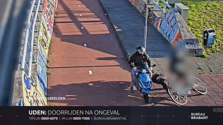 Scooter ramt fietser en rijdt door