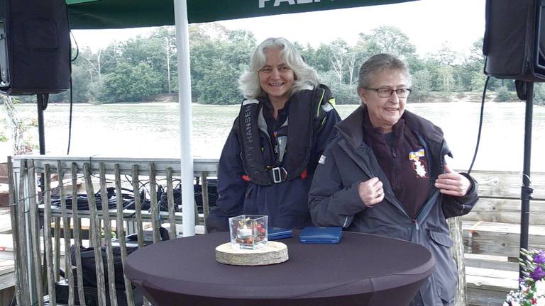 Esther van Neerbos (l) en Janette Kruit showen trots hun lintje. 