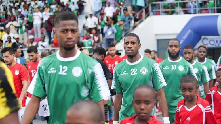 Said Bakari (nummer 22) loopt het veld op namens de Comoren