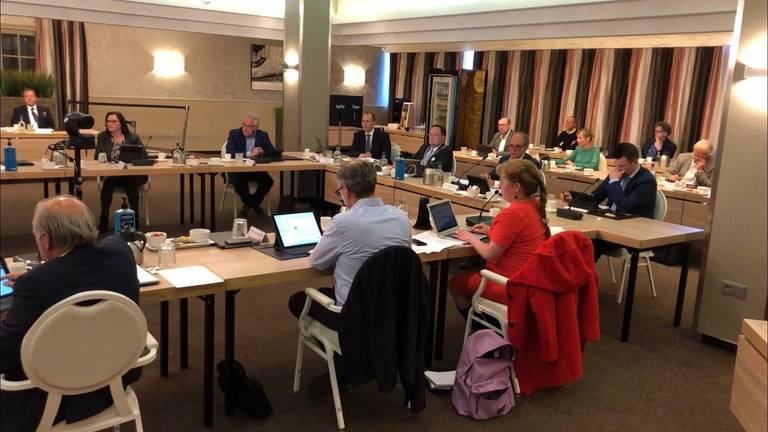 Gemeenteraad Vught vergadert tot diep in de nacht bij 'Van der Valk'