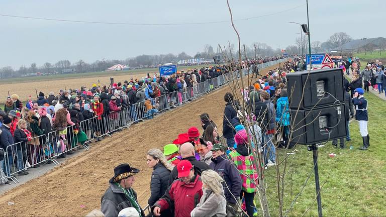 Duizenden bezoekers zijn naar het Vortums Veld gekomen (Foto: Jos Verkuijlen).