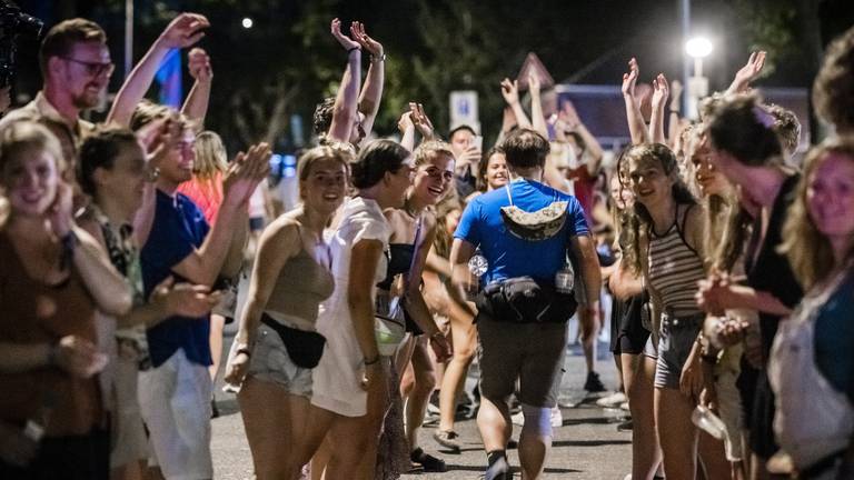 Vierdaagsewandelaars eindelijk onderweg: 'Warmste start ooit' 