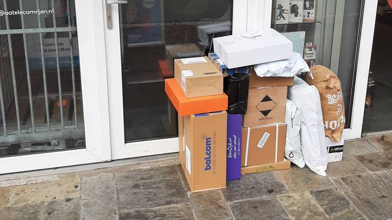 De pakketjes die woensdagmiddag voor de deur van de telecomzaak stonden (foto: Facebook Ivonne).