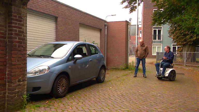 Bewoners mogen niet parkeren voor hun eigen garage. 