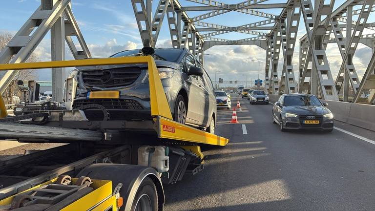 Het ongeluk op de A27 (foto: Rijkswaterstaat/X).