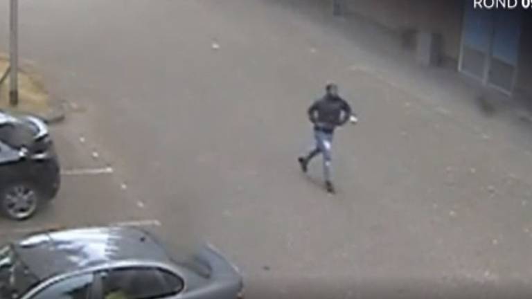 De vluchtende dader draagt een opvallende spijkerbroek (foto: Bureau Brabant). 