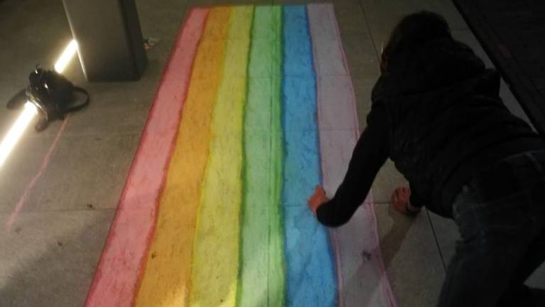 De regenboogvlag van stoepkrijt, voor het gemeentehuis in Geldrop (foto: Yessica).