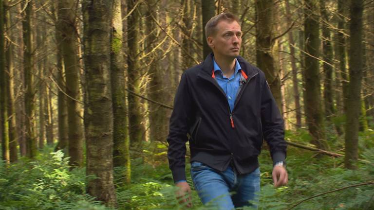 Harrie van Puijenbroek wandelt door het bos van landgoed Gorp en Rovert.