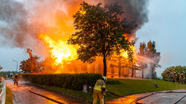 Grote brand na blikseminslag bij huis met rieten dak in Oudendijk