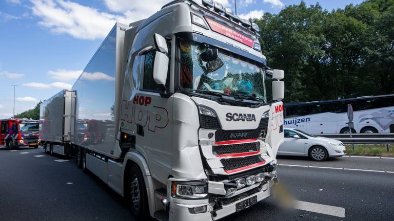 Ongeluk met drie vrachtwagens op de A27 bij Dorst