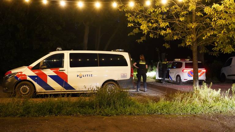 De politie zocht met meerdere eenheden naar de man (foto: Jeroen Stuve/SQ Vision).