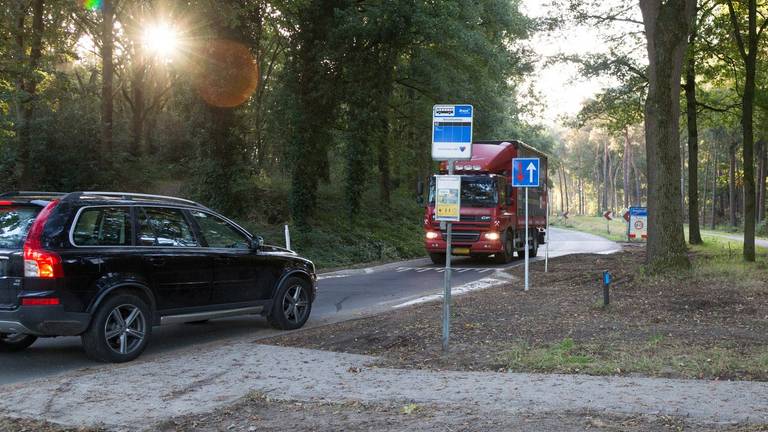 De wegversmalling in Overloon (foto: Albert Hendriks)