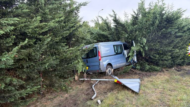 De bestelbus vloog uit de bocht, de bosjes in (foto: weginspecteur Ivo/Rijkswaterstaat)