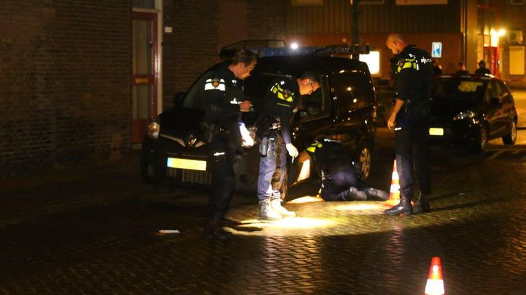 Onderzoek bij het busje (foto: Bart Meesters/SQ Vision).