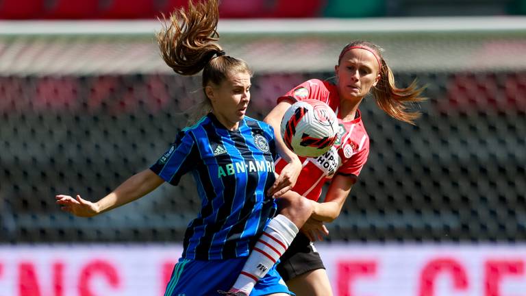 PSV-speelster Julie Biemans (r.) in duel met Victoria Pelova (Foto: Orange Pictures)