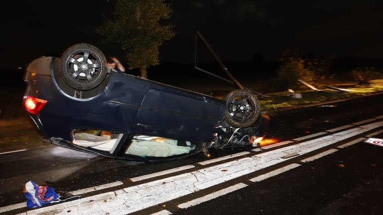 De auto raakte de berm en reed vervolgens een bebouwde kom-bord en een lantaarnpaal uit de grond (foto: SK-Media).