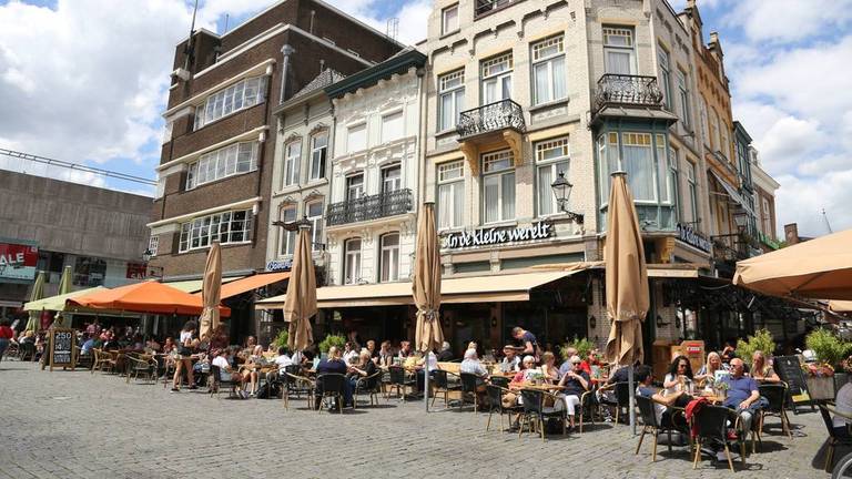 Terrassen in Den Bosch (archieffoto: Karin Kamp).