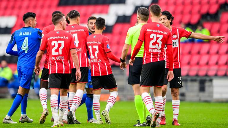 PSV-spelers klagen bij scheidsrechter Danny Makkelie over de 1-2 van Mazraoui (Foto: ANP)