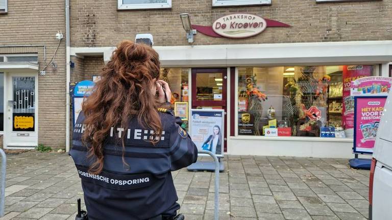 De tabaksshop in de Kroeven in Roosendaal werd vorige maand met veel geweld overvallen.