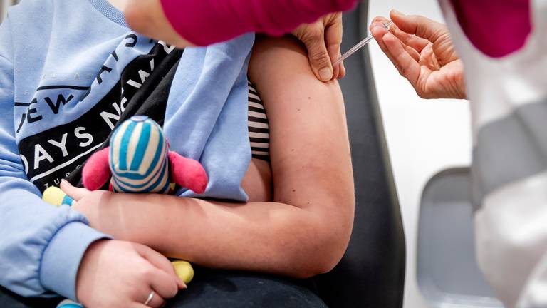 Een kind krijgt een vaccinatieprik (archieffoto ANP 2021/Robin van Lonkhuijse).