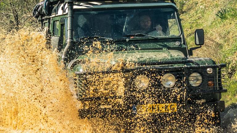 Tobias achter het stuur van de Landrover met daktent (foto: Facebook Rafiki on Tour).