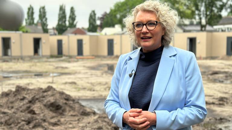 Wethouder Suzan van de Goor bij de flexwoningen in Waalre (foto: Alain Heeren).